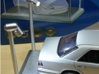 Vitrine mit LED-Beleuchtung 1:18 Sockel silber External dimensions: 35,5cm L x 15,6cm B x 16cm H